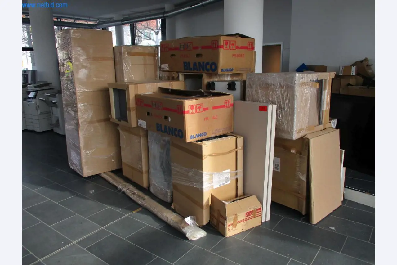 Mobiliário de escritório bem conservado, equipamento informático e óculos 3D (MS Hololens 2)-2