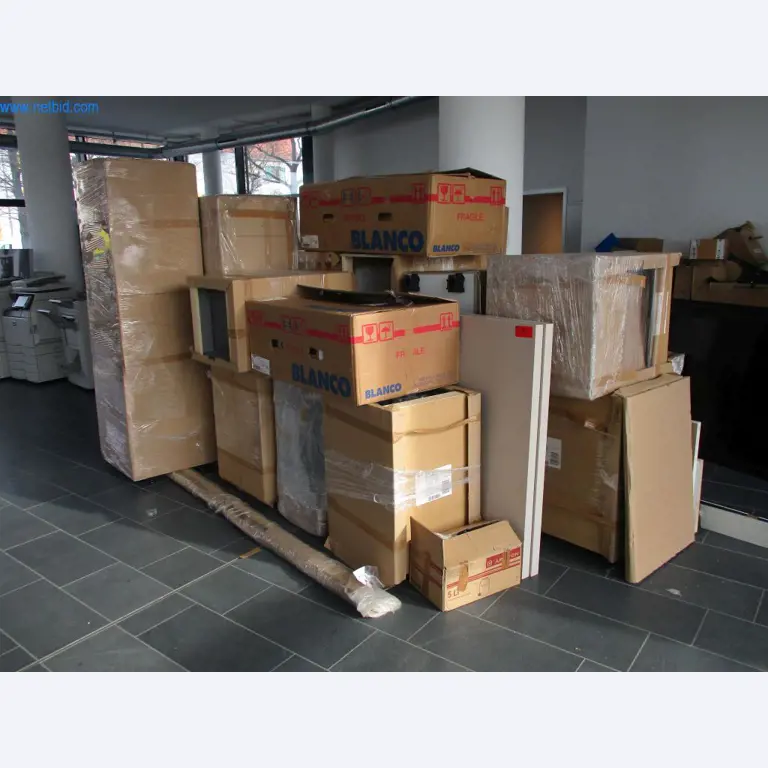 Mobiliário de escritório bem conservado, equipamento informático e óculos 3D (MS Hololens 2)-2