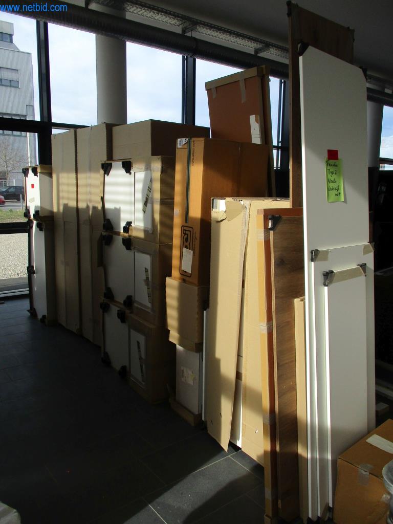 Dobrze utrzymane meble biurowe, sprzęt IT i okulary 3D (MS Hololens 2)-1