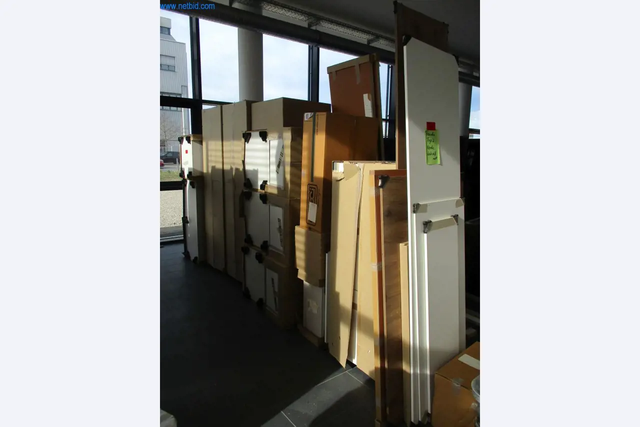 Mobiliário de escritório bem conservado, equipamento informático e óculos 3D (MS Hololens 2)-1