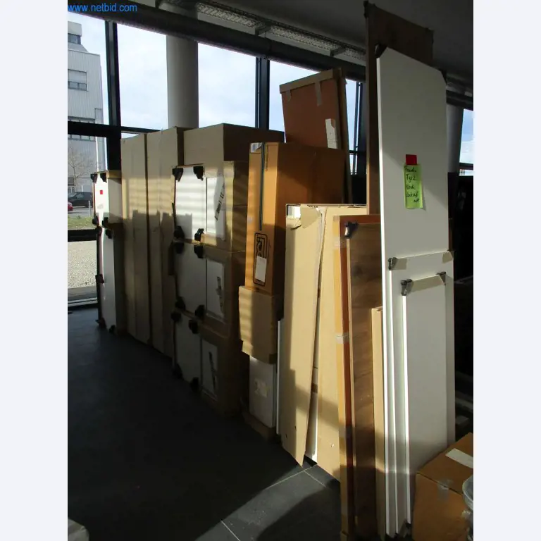 Mobiliário de escritório bem conservado, equipamento informático e óculos 3D (MS Hololens 2)-1