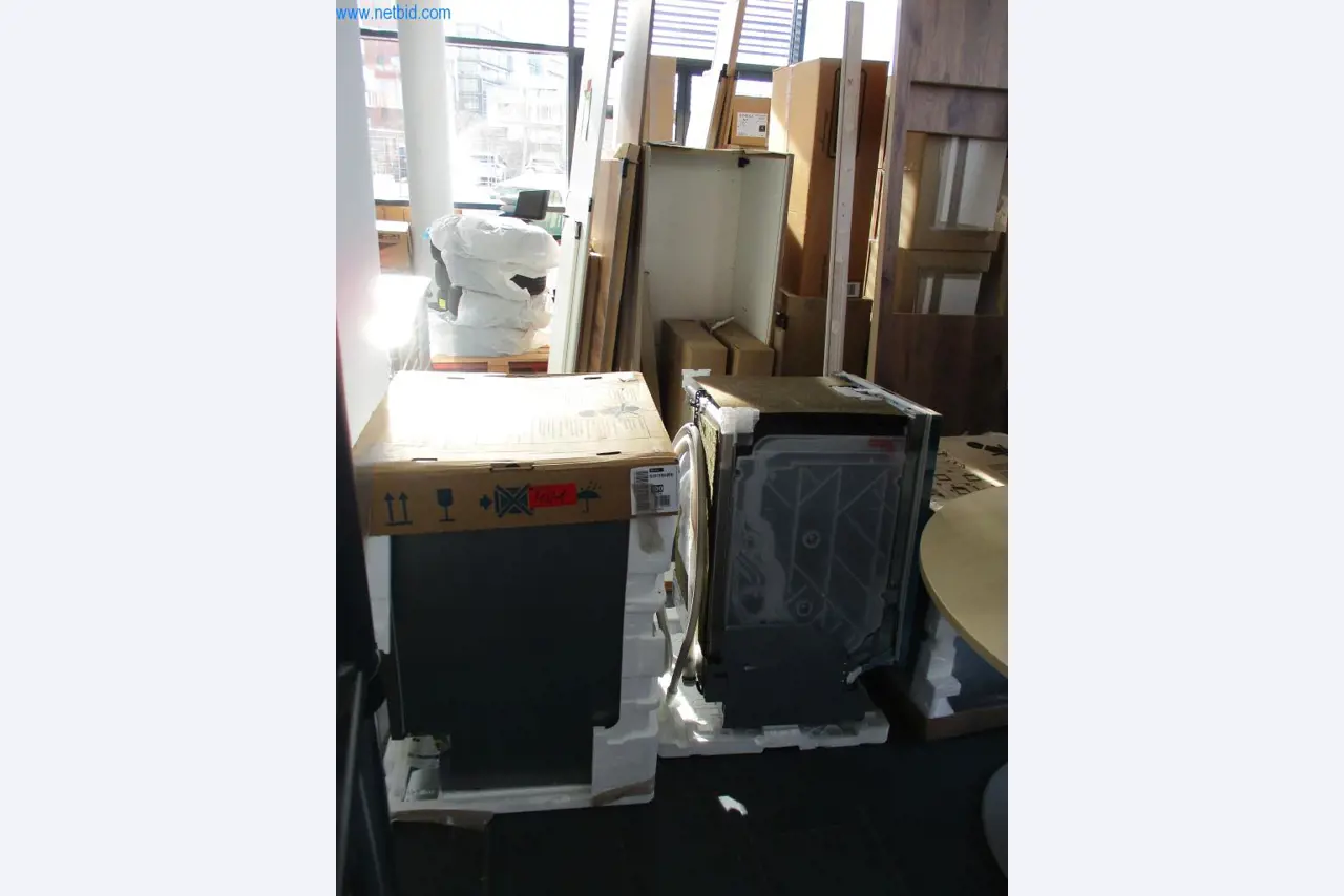 Mobiliário de escritório bem conservado, equipamento informático e óculos 3D (MS Hololens 2)-2