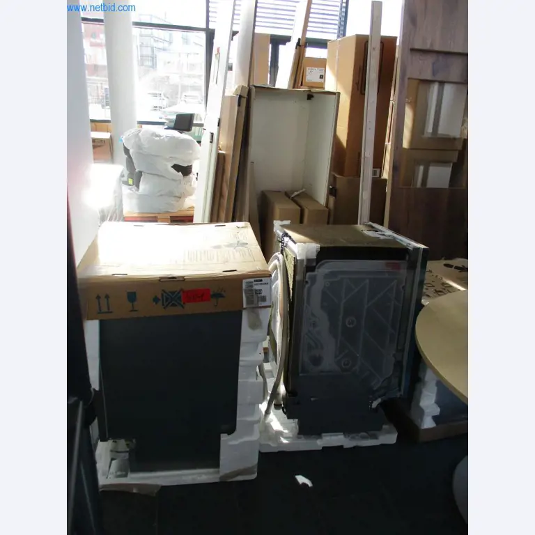 Mobiliário de escritório bem conservado, equipamento informático e óculos 3D (MS Hololens 2)-2