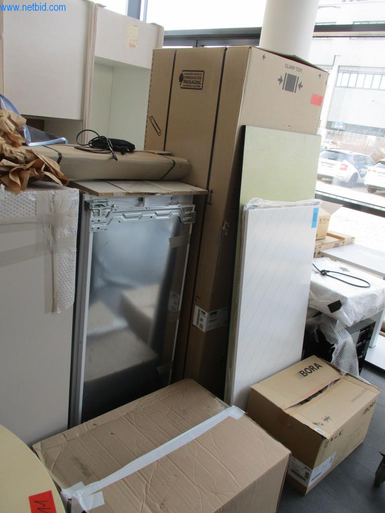 Dobrze utrzymane meble biurowe, sprzęt IT i okulary 3D (MS Hololens 2)-3