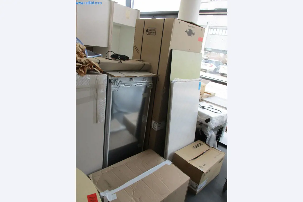 Mobiliário de escritório bem conservado, equipamento informático e óculos 3D (MS Hololens 2)-3