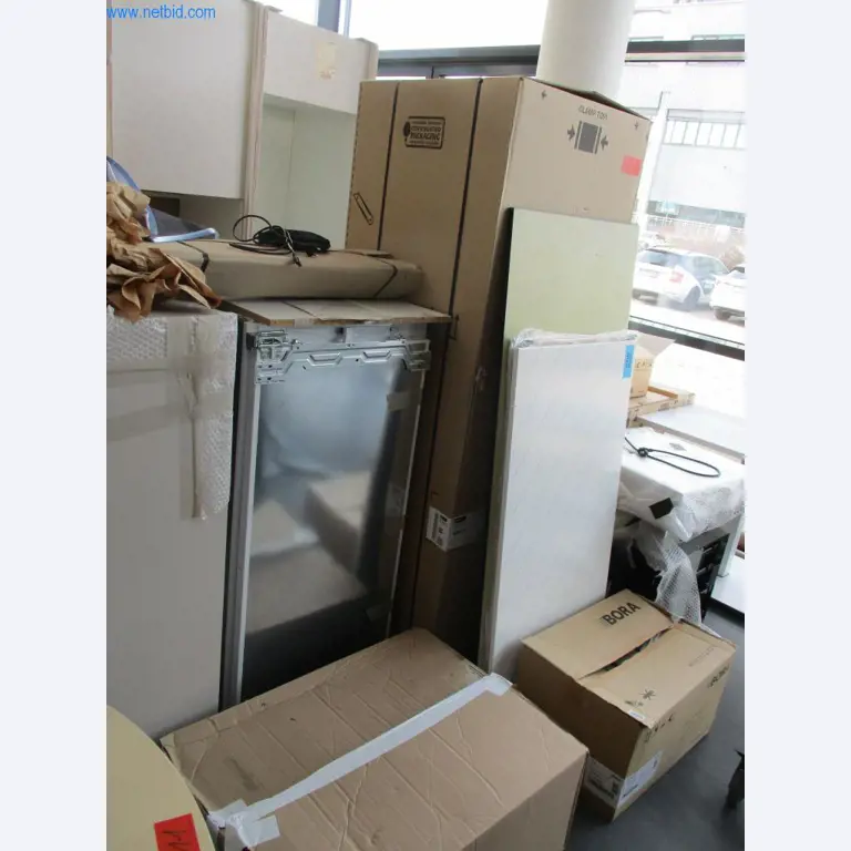 Mobiliário de escritório bem conservado, equipamento informático e óculos 3D (MS Hololens 2)-3