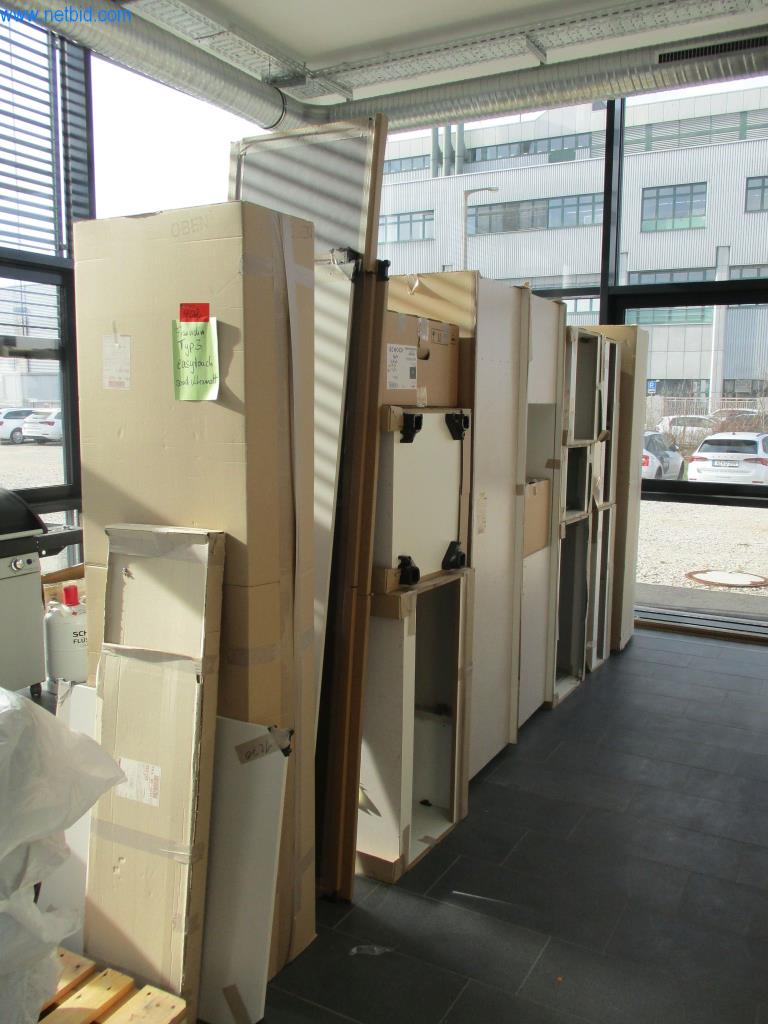 Gepflegte Büromöbel, IT-Ausstattungen und 3D-Brillen (MS Hololens 2) -1