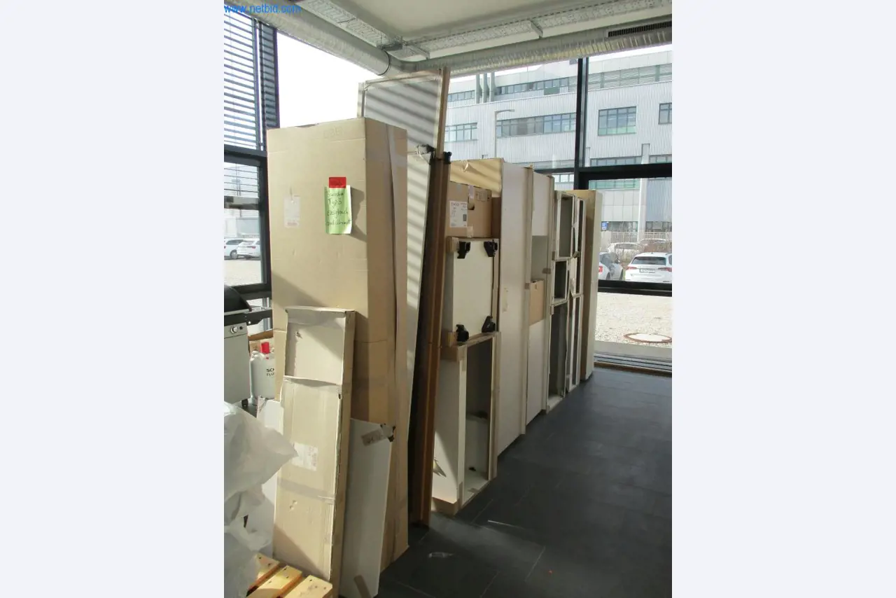 Mobiliário de escritório bem conservado, equipamento informático e óculos 3D (MS Hololens 2)-1