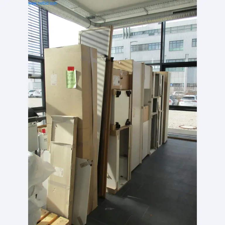 Mobiliário de escritório bem conservado, equipamento informático e óculos 3D (MS Hololens 2)-1