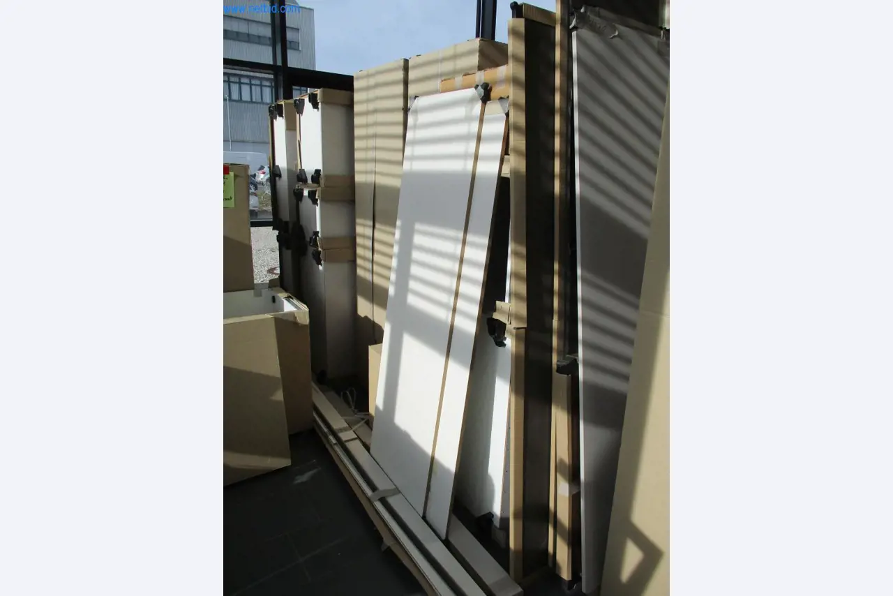 Mobiliário de escritório bem conservado, equipamento informático e óculos 3D (MS Hololens 2)-2