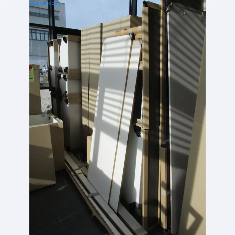 Mobiliário de escritório bem conservado, equipamento informático e óculos 3D (MS Hololens 2)-2