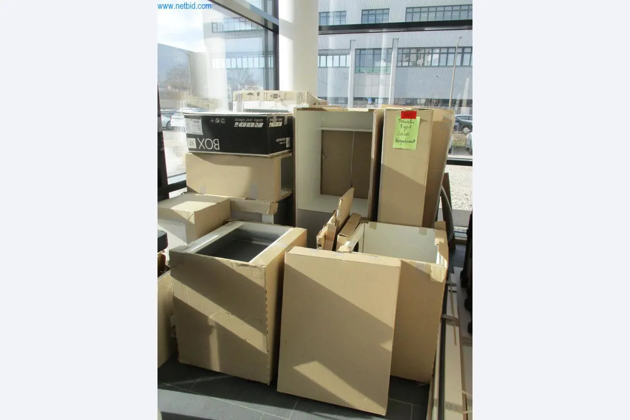 Mobiliário de escritório bem conservado, equipamento informático e óculos 3D (MS Hololens 2)-1