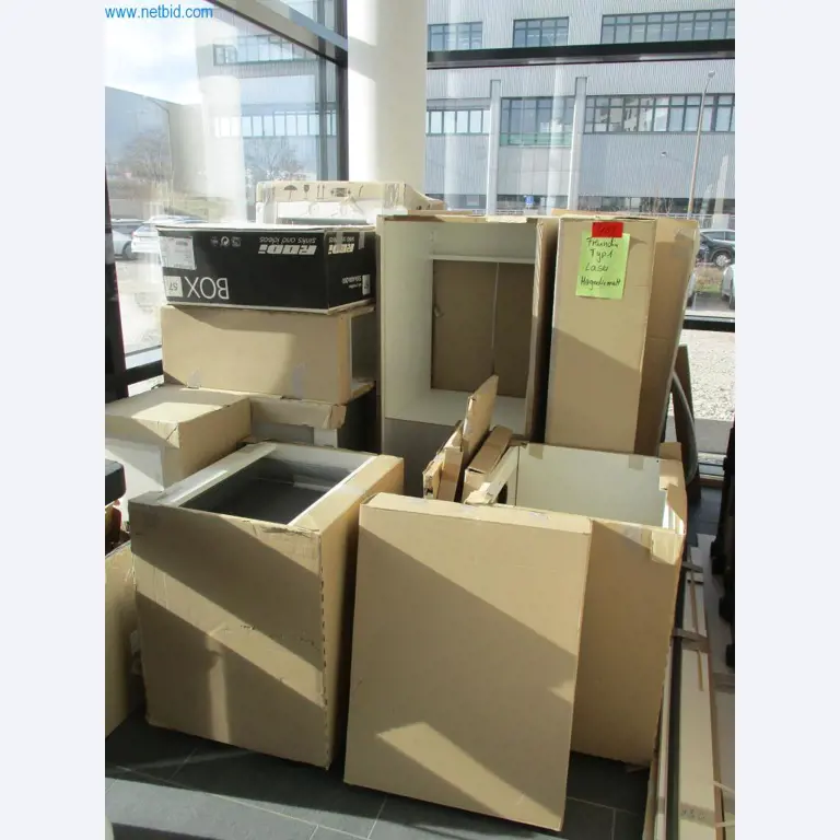 Mobiliário de escritório bem conservado, equipamento informático e óculos 3D (MS Hololens 2)-1