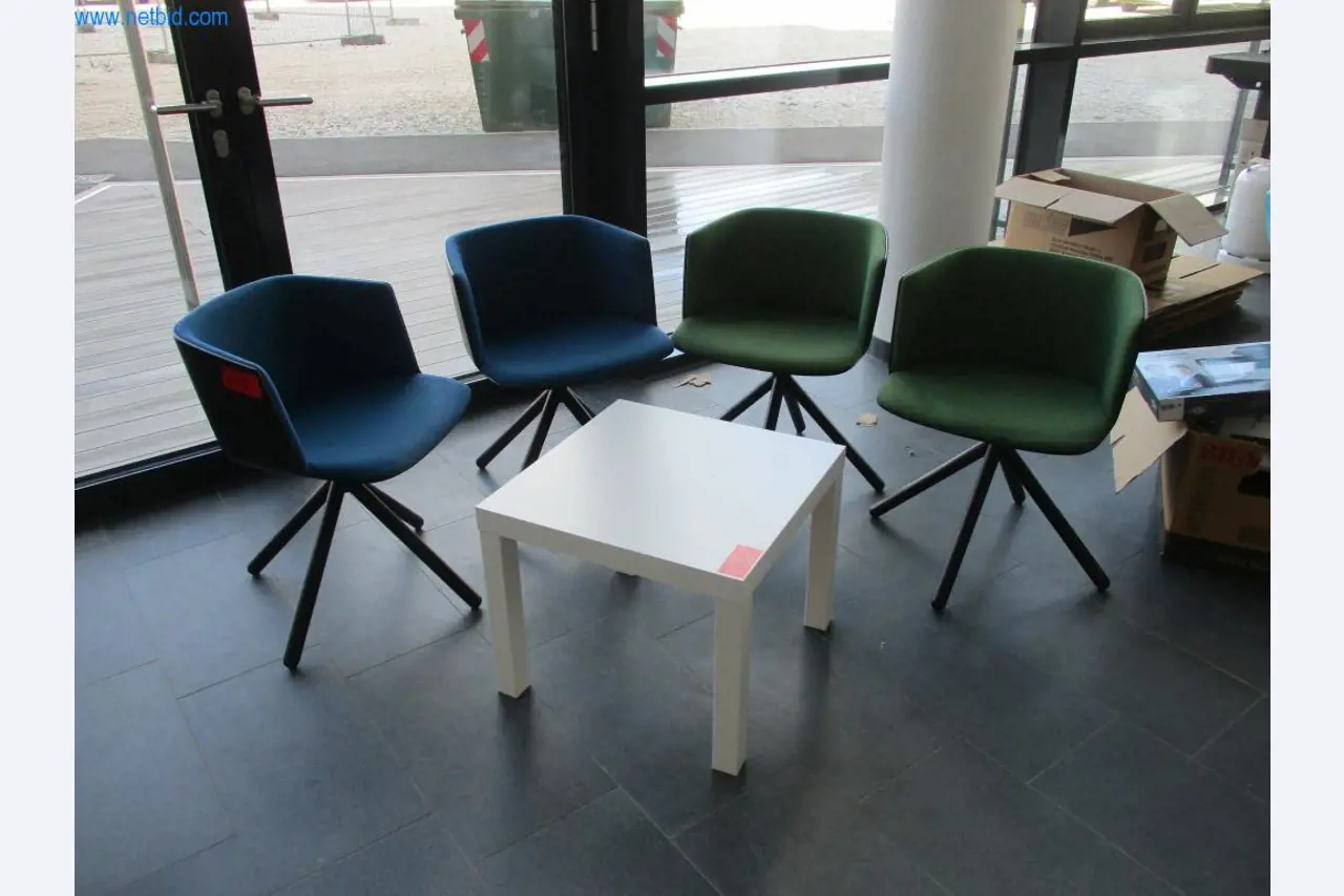 Mobiliário de escritório bem conservado, equipamento informático e óculos 3D (MS Hololens 2)-1