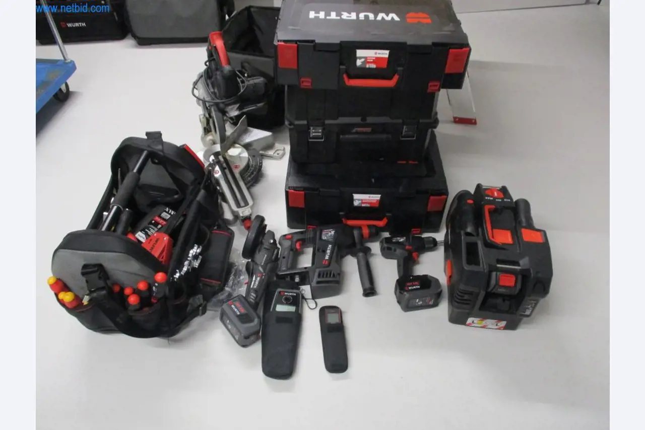 Mobiliário de escritório bem conservado, equipamento informático e óculos 3D (MS Hololens 2)-1