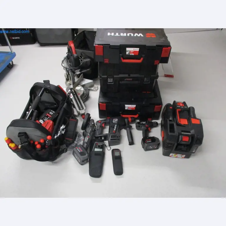 Mobiliário de escritório bem conservado, equipamento informático e óculos 3D (MS Hololens 2)-1