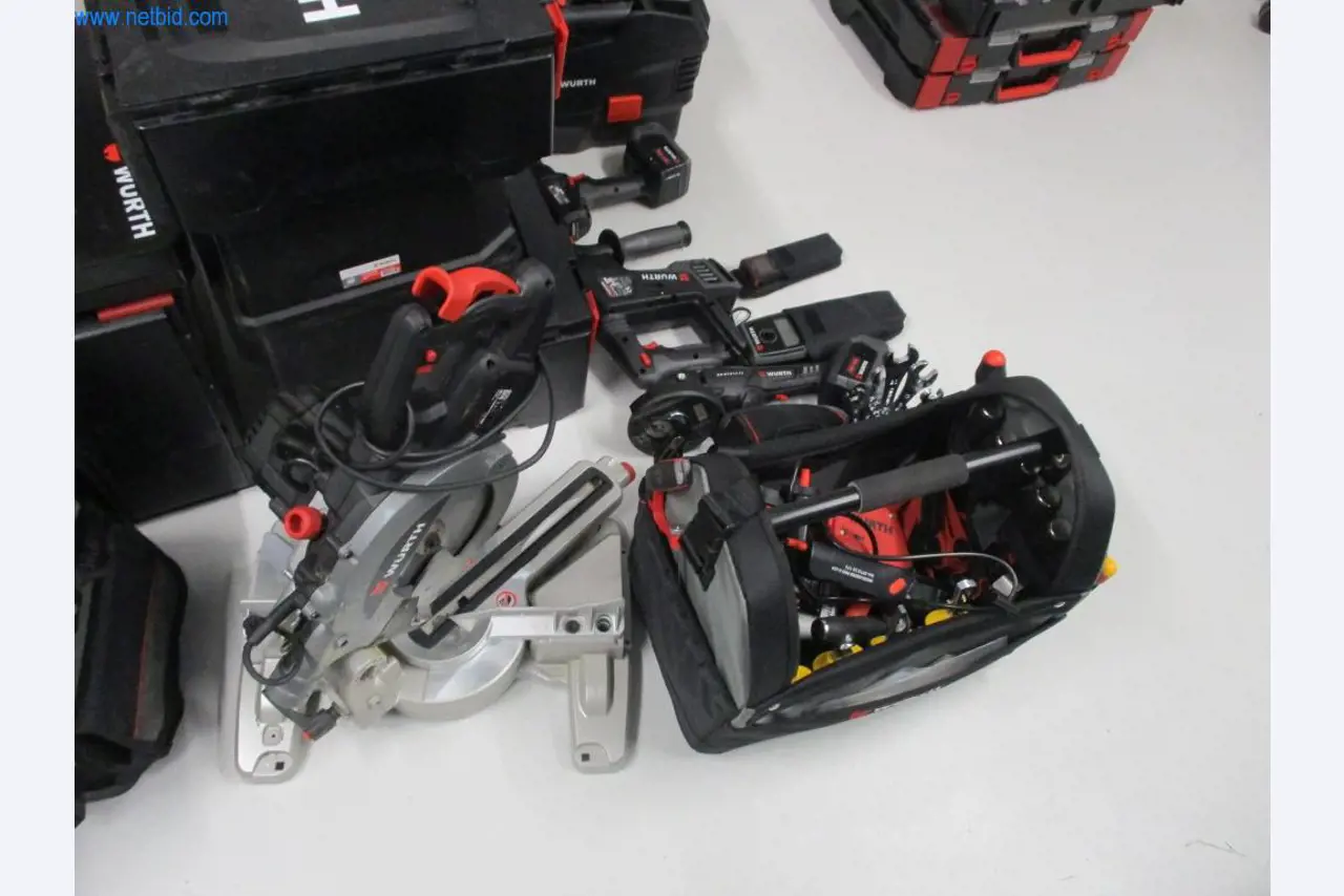 Mobiliário de escritório bem conservado, equipamento informático e óculos 3D (MS Hololens 2)-2