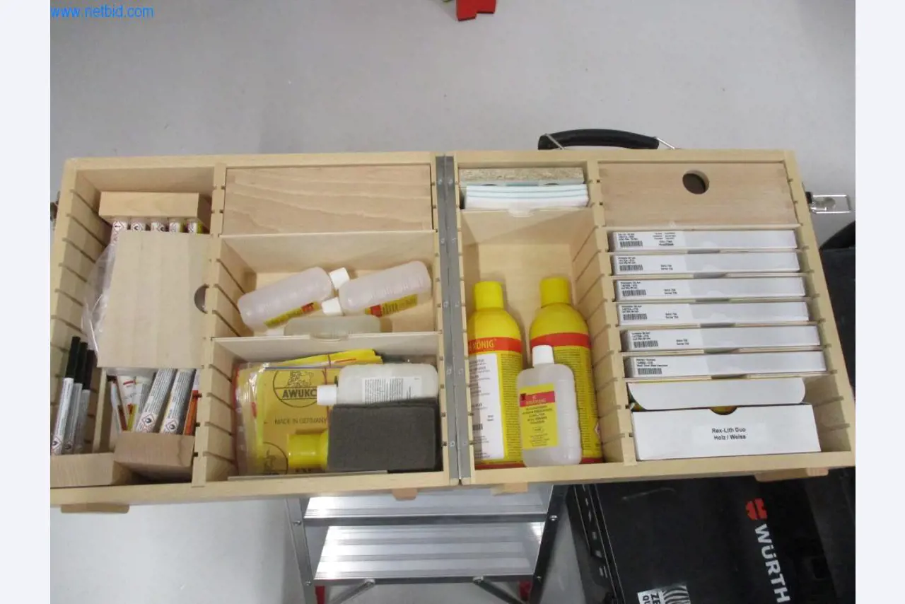 Mobiliário de escritório bem conservado, equipamento informático e óculos 3D (MS Hololens 2)-3