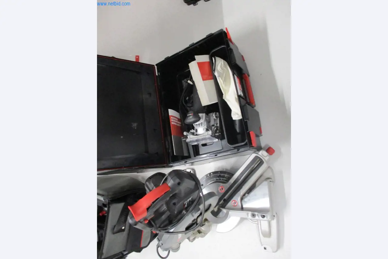 Mobiliário de escritório bem conservado, equipamento informático e óculos 3D (MS Hololens 2)-7