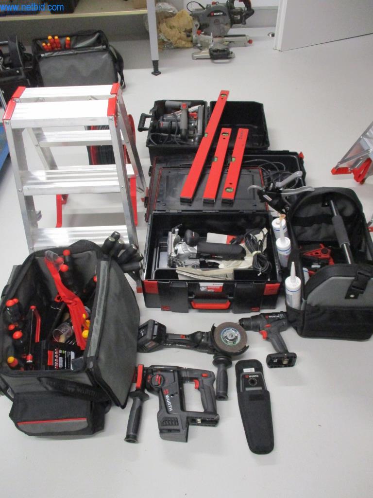 Mobiliario de oficina en buen estado, equipos informáticos y gafas 3D (MS Hololens 2)-1