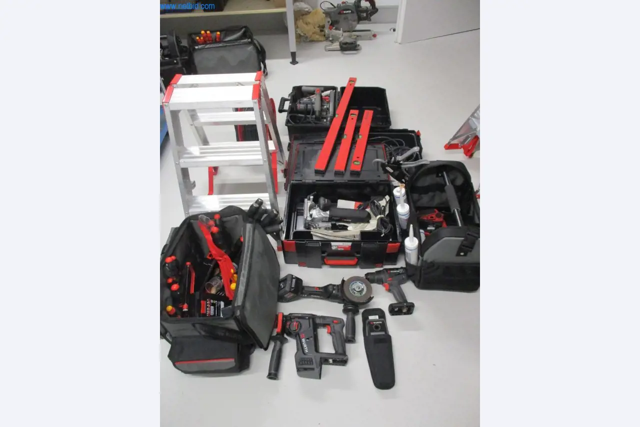 Mobiliário de escritório bem conservado, equipamento informático e óculos 3D (MS Hololens 2)-1