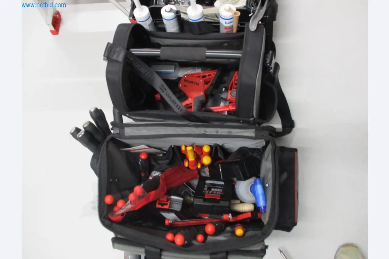 Mobiliário de escritório bem conservado, equipamento informático e óculos 3D (MS Hololens 2)-3