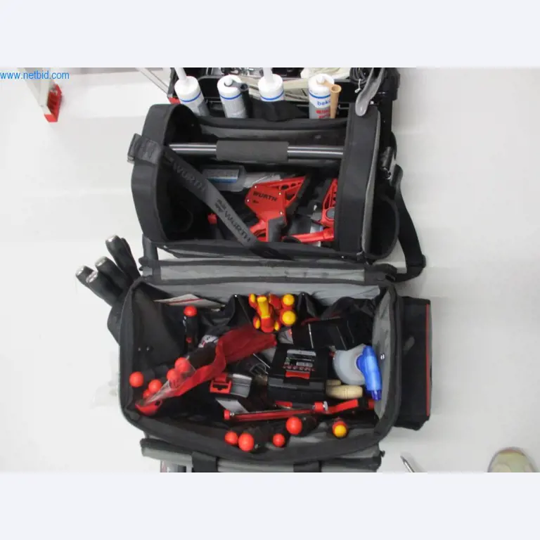 Mobiliário de escritório bem conservado, equipamento informático e óculos 3D (MS Hololens 2)-3