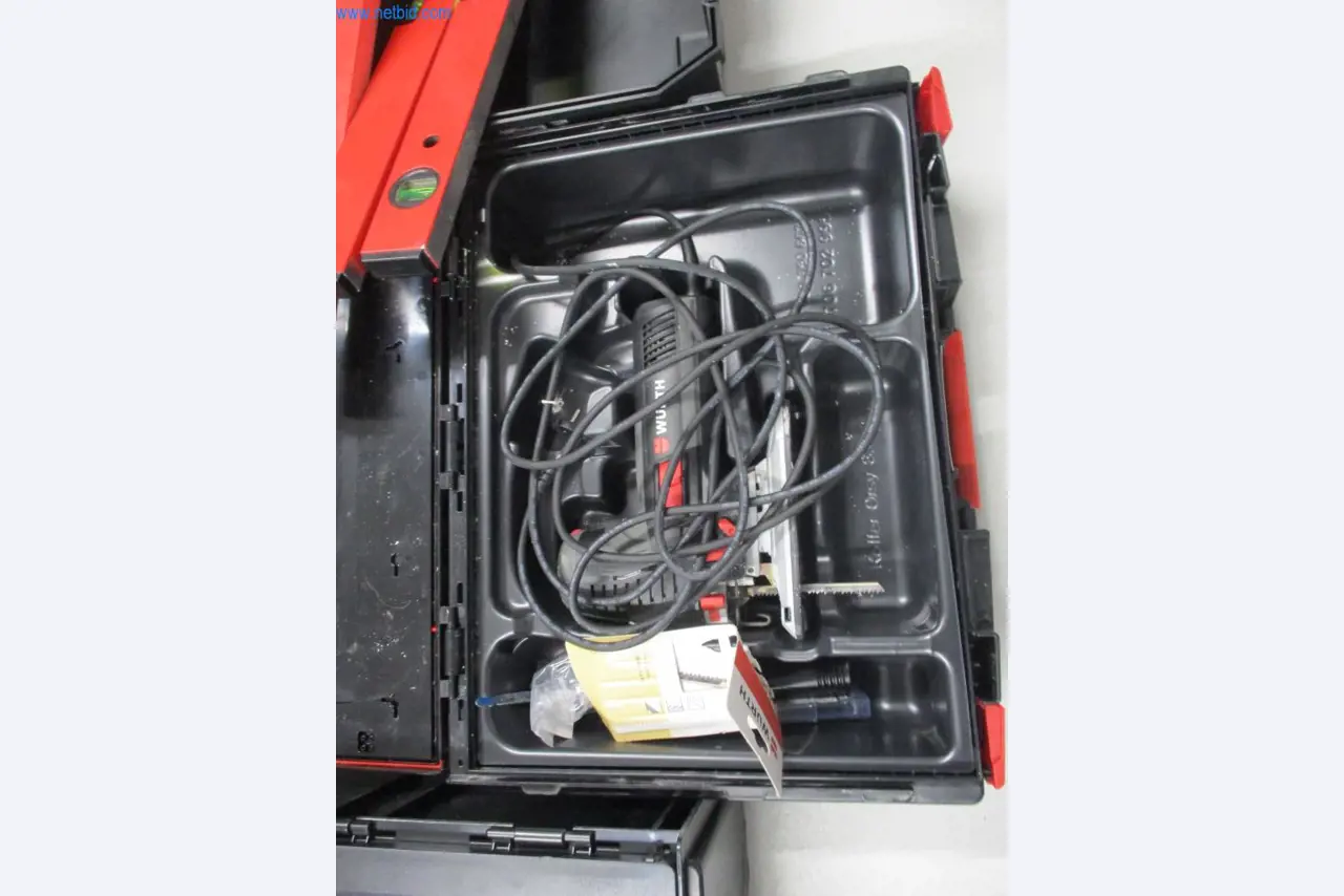 Mobiliário de escritório bem conservado, equipamento informático e óculos 3D (MS Hololens 2)-5