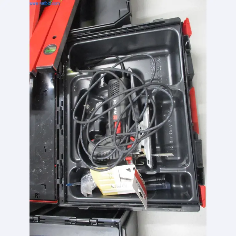 Mobiliário de escritório bem conservado, equipamento informático e óculos 3D (MS Hololens 2)-5