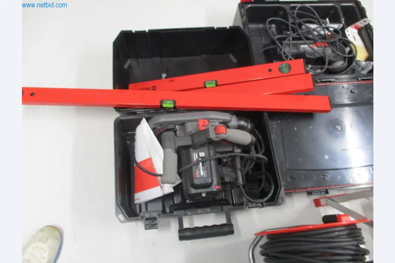 Mobiliário de escritório bem conservado, equipamento informático e óculos 3D (MS Hololens 2)-6