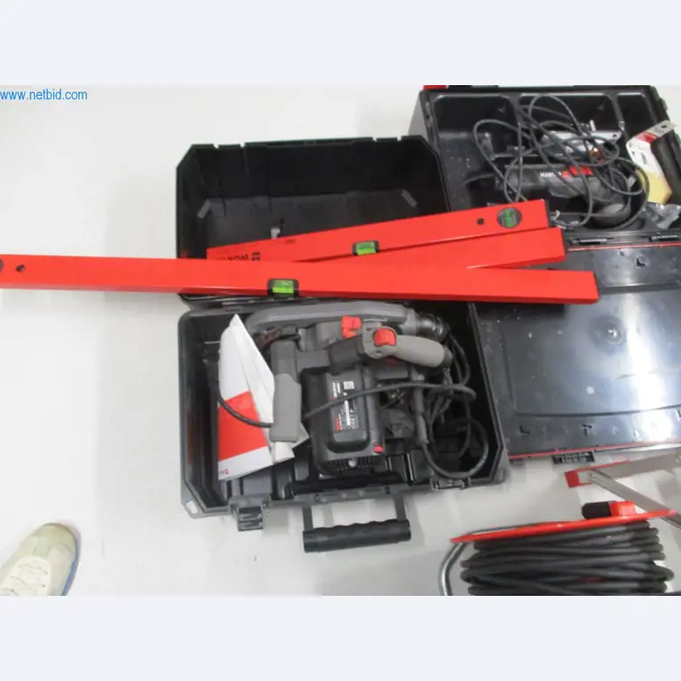 Mobiliário de escritório bem conservado, equipamento informático e óculos 3D (MS Hololens 2)-6