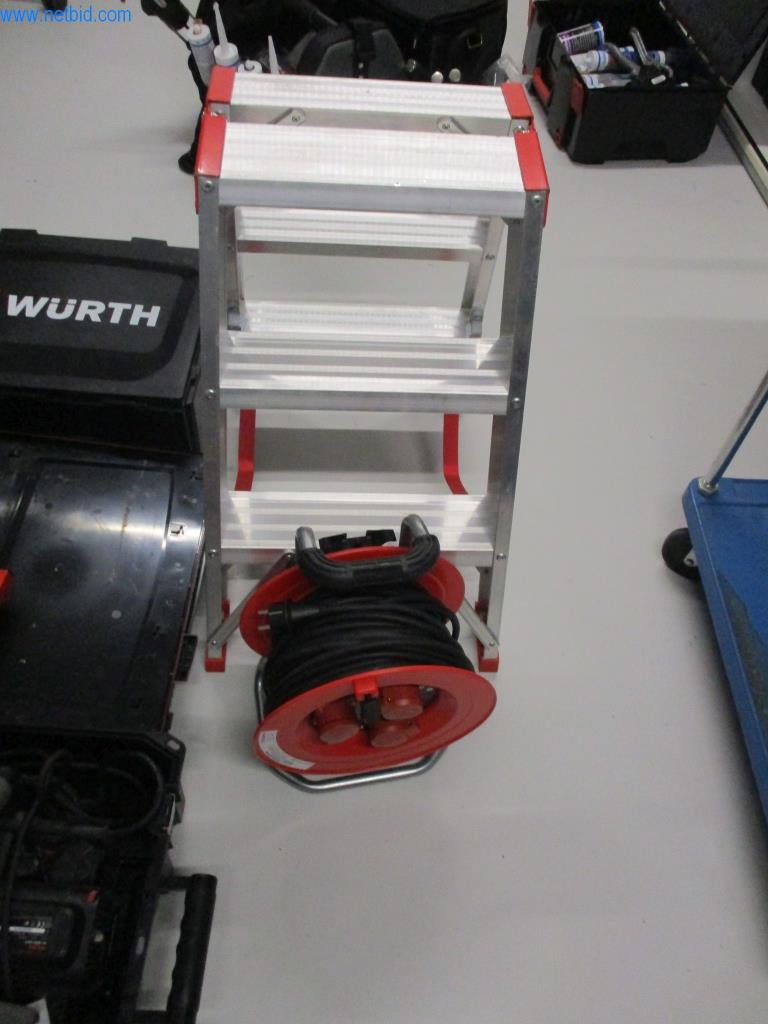 Mobiliario de oficina en buen estado, equipos informáticos y gafas 3D (MS Hololens 2)-7