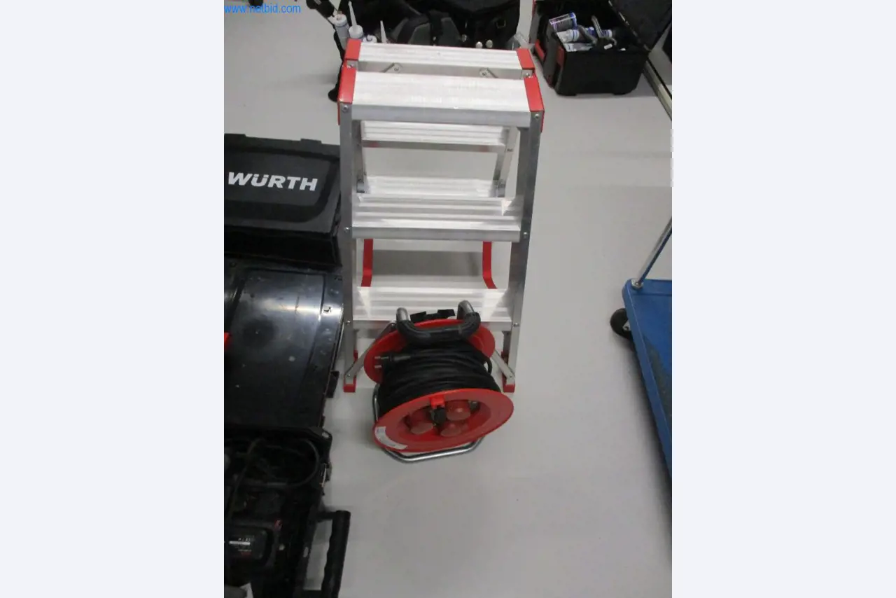 Mobiliário de escritório bem conservado, equipamento informático e óculos 3D (MS Hololens 2)-7