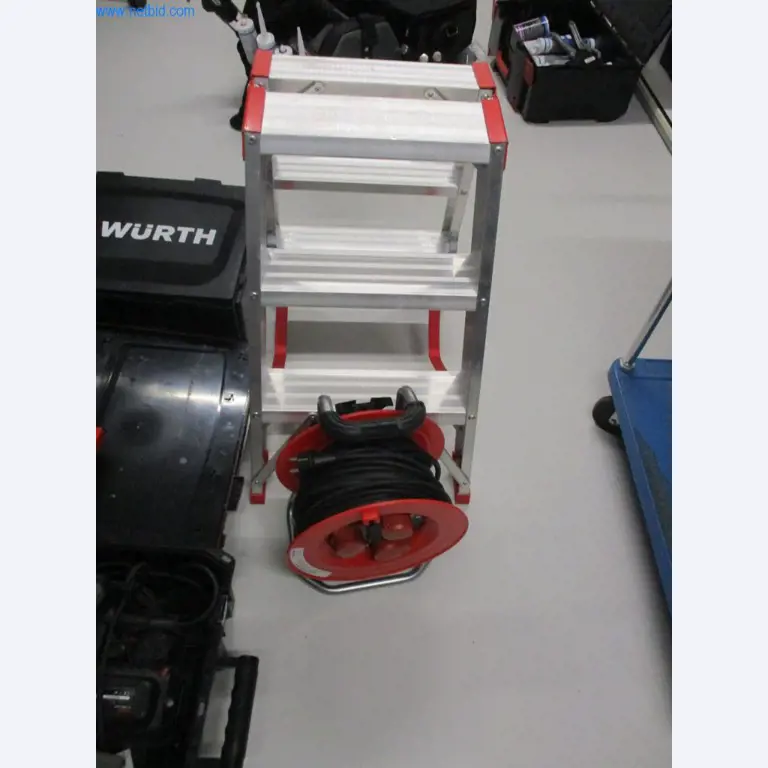 Mobiliário de escritório bem conservado, equipamento informático e óculos 3D (MS Hololens 2)-7