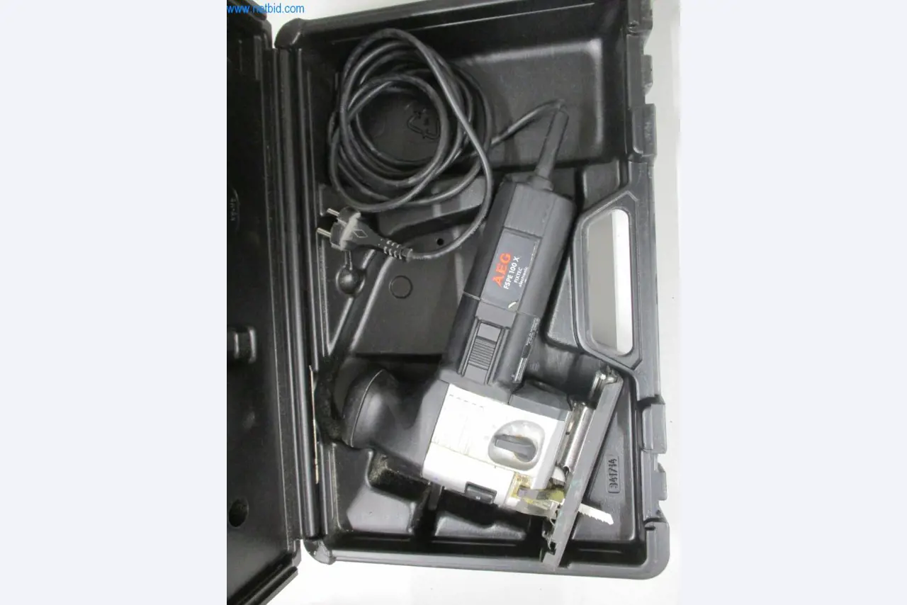 Mobiliário de escritório bem conservado, equipamento informático e óculos 3D (MS Hololens 2)-8