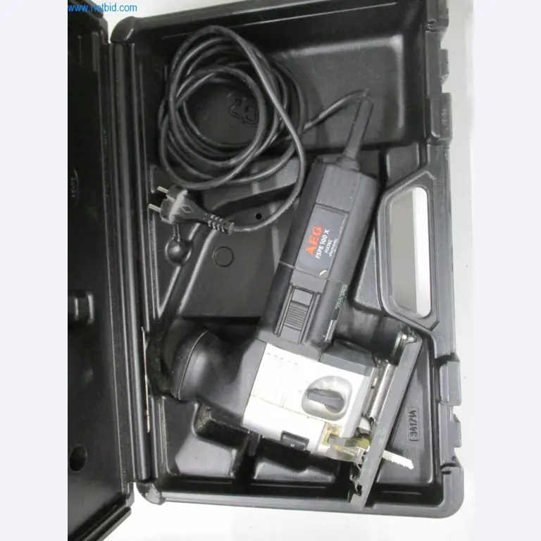 Mobiliário de escritório bem conservado, equipamento informático e óculos 3D (MS Hololens 2)-8