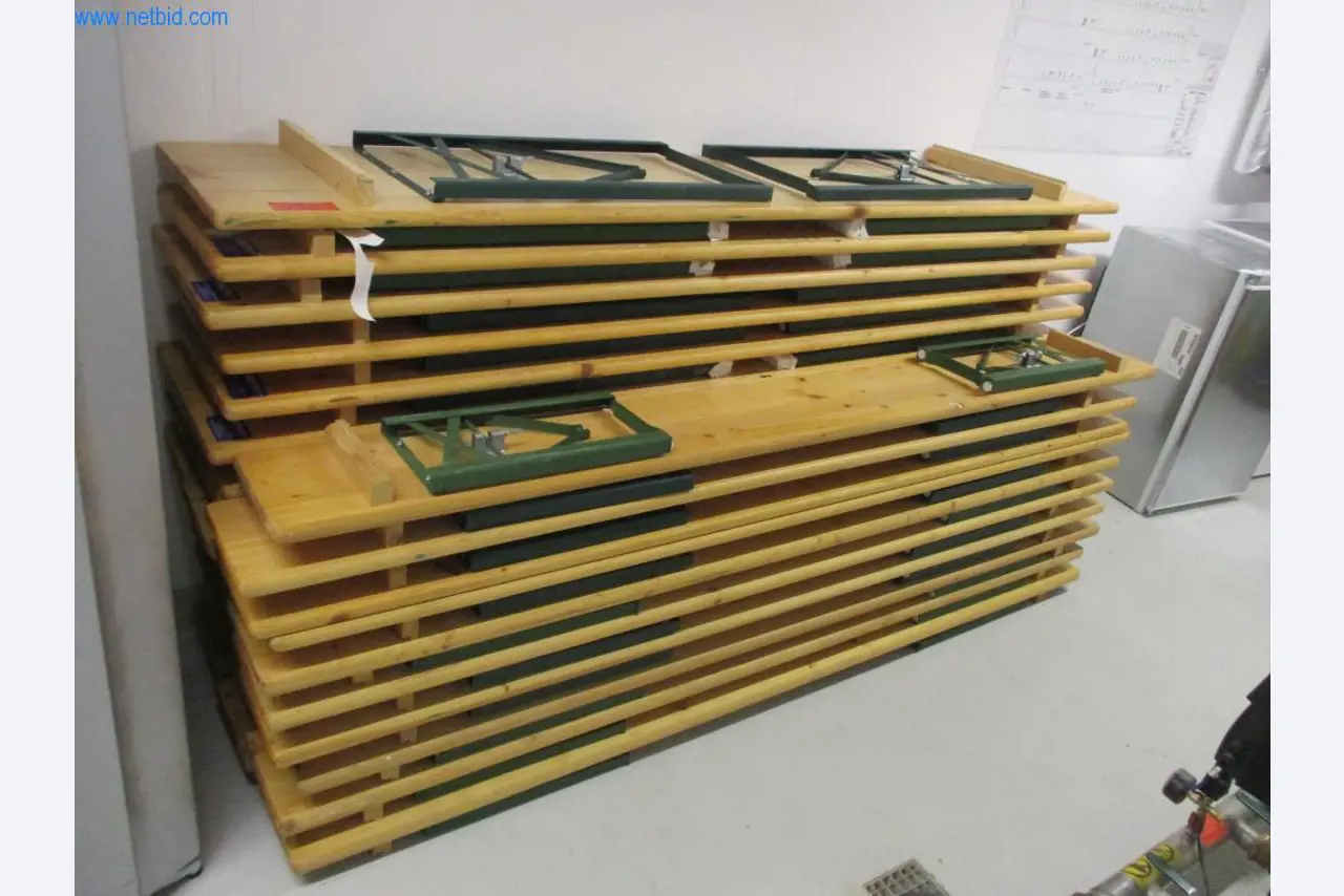 Mobilier de bureau soigné, équipements informatiques et lunettes 3D (MS Hololens 2)-1