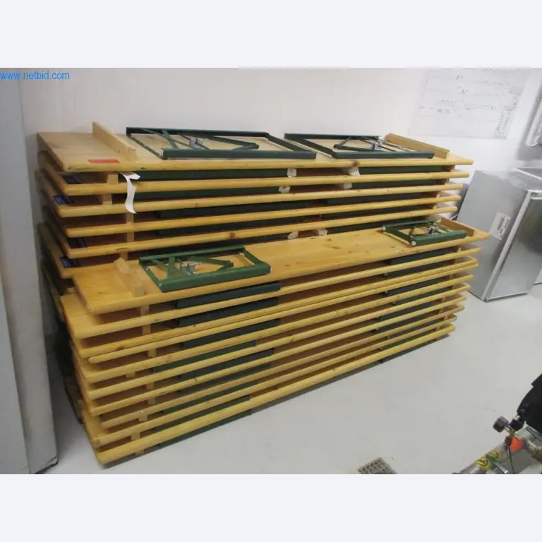 Mobilier de bureau soigné, équipements informatiques et lunettes 3D (MS Hololens 2)-1