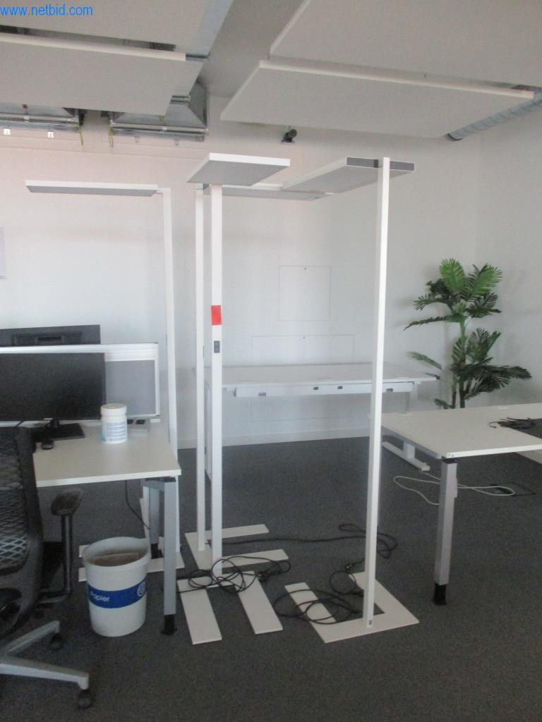 Dobro vzdrževano pisarniško pohištvo, oprema IT in 3D očala (MS Hololens 2)-1