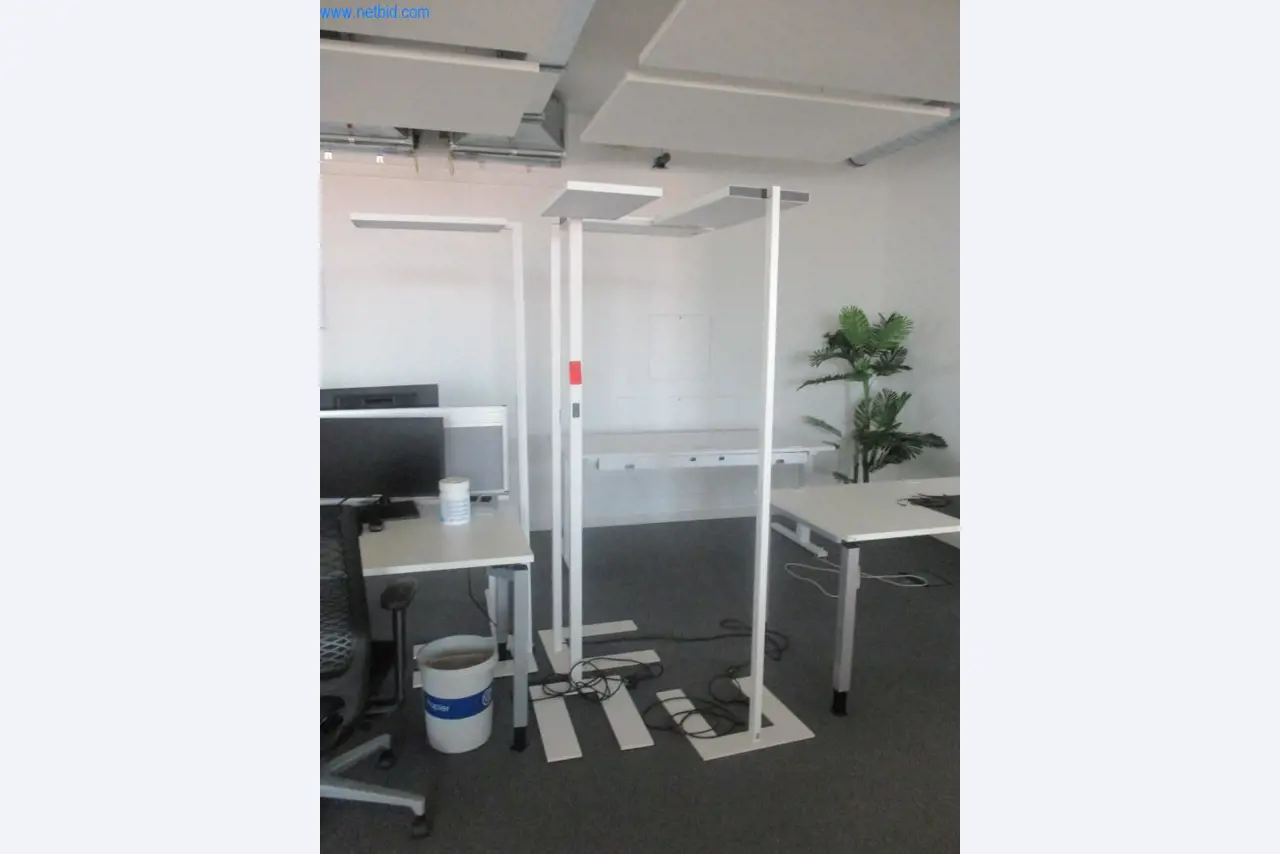 Mobiliário de escritório bem conservado, equipamento informático e óculos 3D (MS Hololens 2)-1