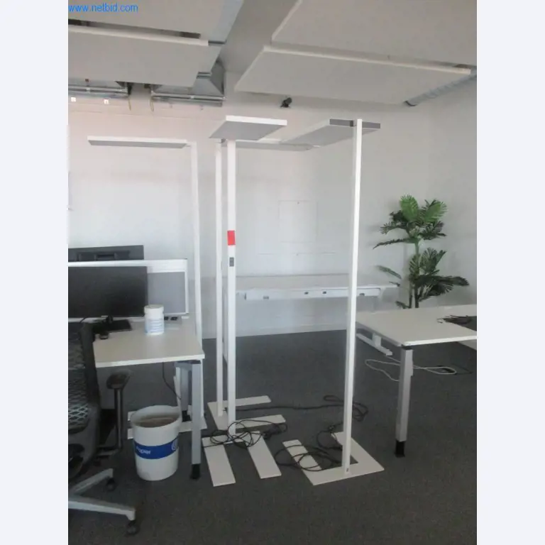 Mobiliário de escritório bem conservado, equipamento informático e óculos 3D (MS Hololens 2)-1