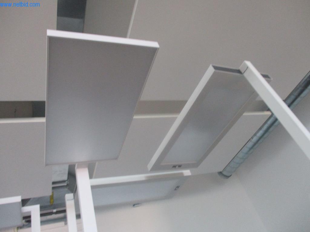 Dobro vzdrževano pisarniško pohištvo, oprema IT in 3D očala (MS Hololens 2)-2