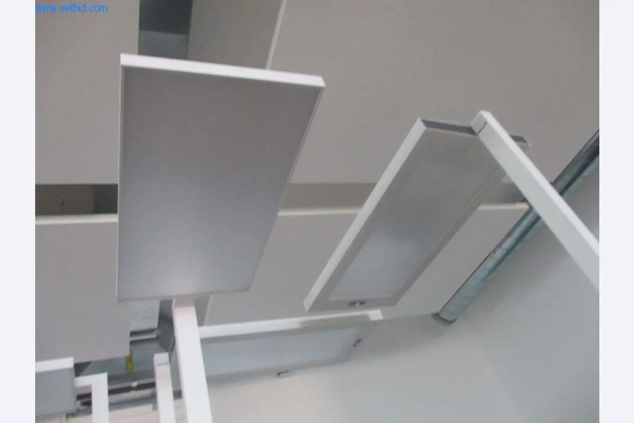 Mobiliário de escritório bem conservado, equipamento informático e óculos 3D (MS Hololens 2)-2