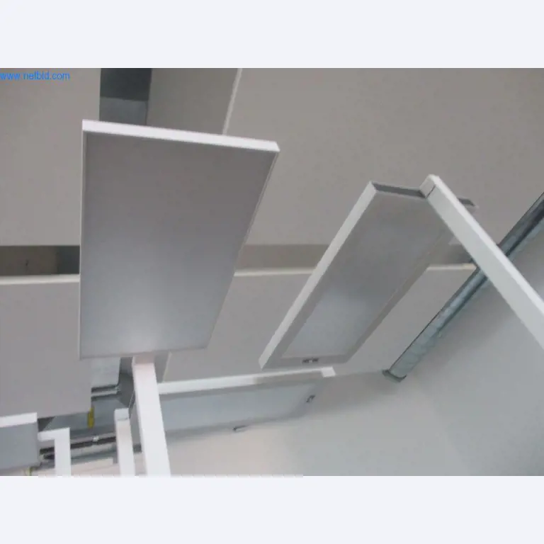 Mobiliário de escritório bem conservado, equipamento informático e óculos 3D (MS Hololens 2)-2