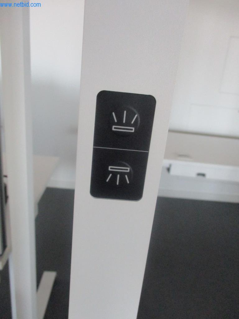 Dobro vzdrževano pisarniško pohištvo, oprema IT in 3D očala (MS Hololens 2)-3