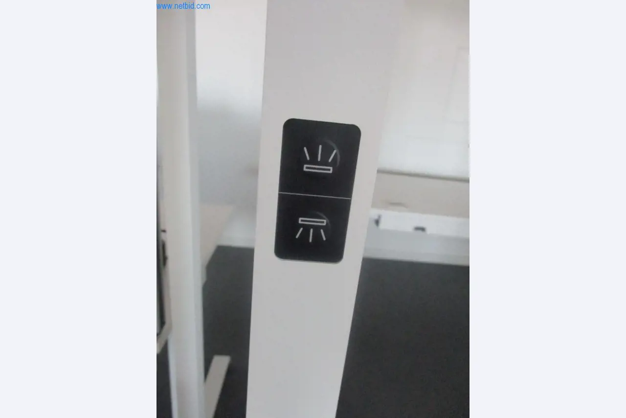 Mobiliário de escritório bem conservado, equipamento informático e óculos 3D (MS Hololens 2)-3