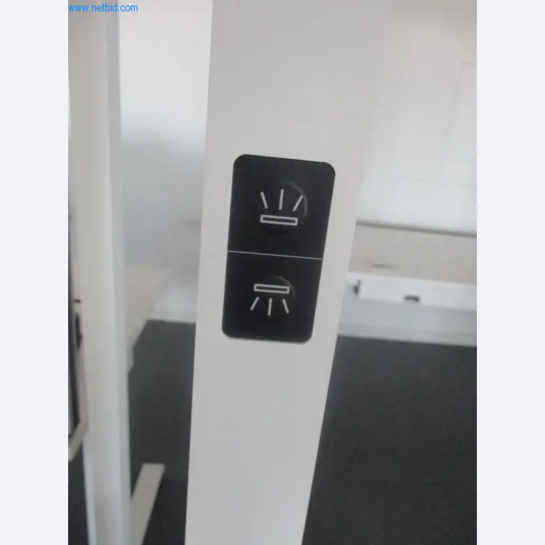 Mobiliário de escritório bem conservado, equipamento informático e óculos 3D (MS Hololens 2)-3