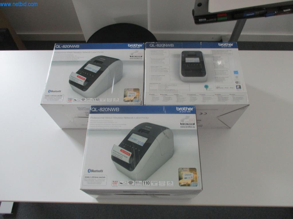 Gepflegte Büromöbel, IT-Ausstattungen und 3D-Brillen (MS Hololens 2) -1