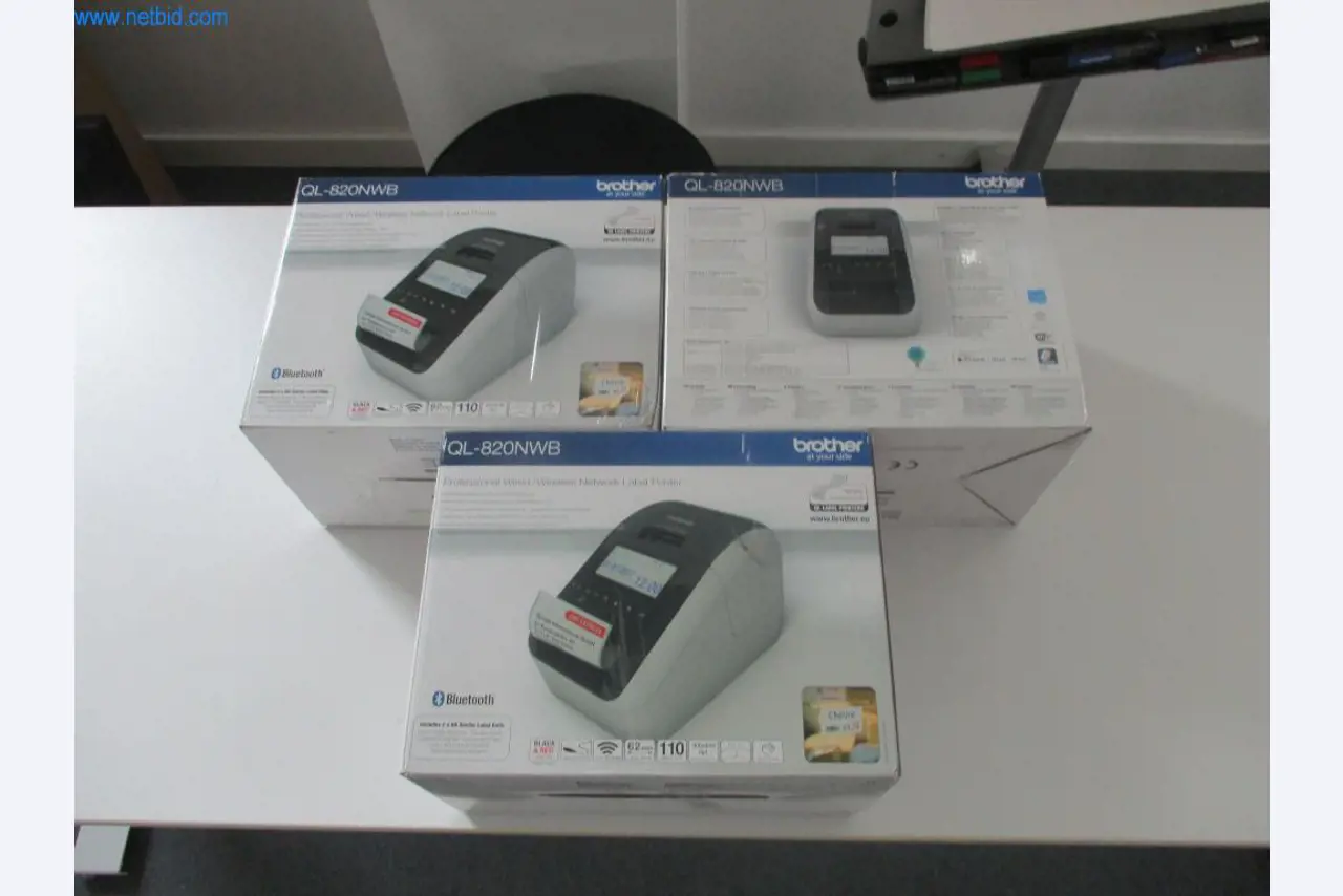 Gepflegte Büromöbel, IT-Ausstattungen und 3D-Brillen (MS Hololens 2) -1