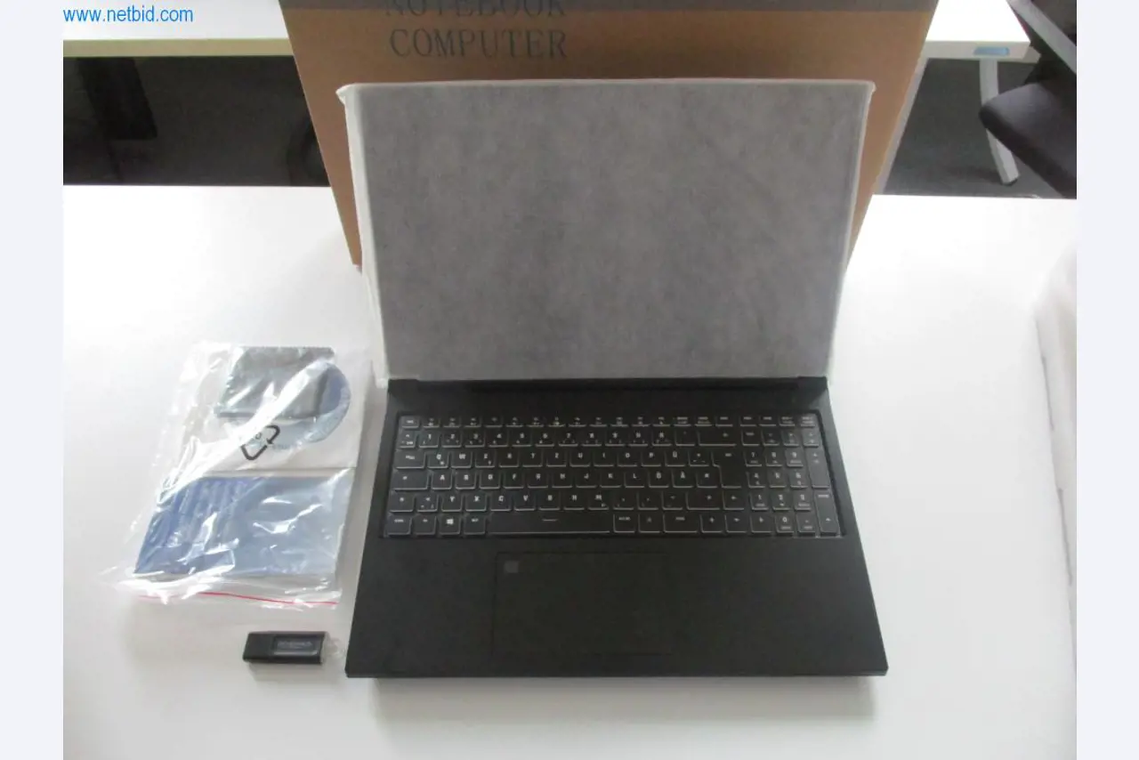 Mobilier de bureau soigné, équipements informatiques et lunettes 3D (MS Hololens 2)-1